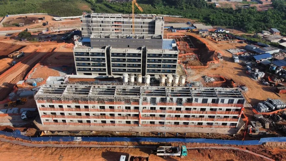Obra de grande porte em construção, com instalações elétricas e sistemas executados pela RP7